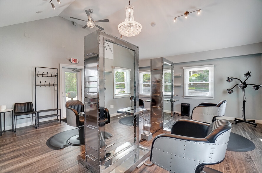 More Photos Of 235 W Franklin St, Centerville Storefront Retail Office For Lease