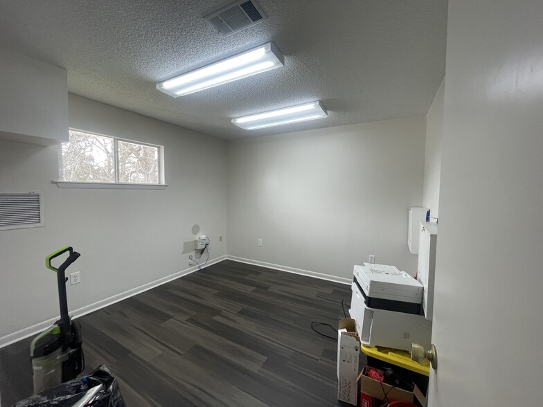 More Photos Of 214 S Burnside Ave, Gonzales Medical For Lease