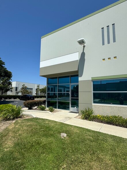 More Photos Of 2000 Cabot Pl, Oxnard Warehouse For Sale