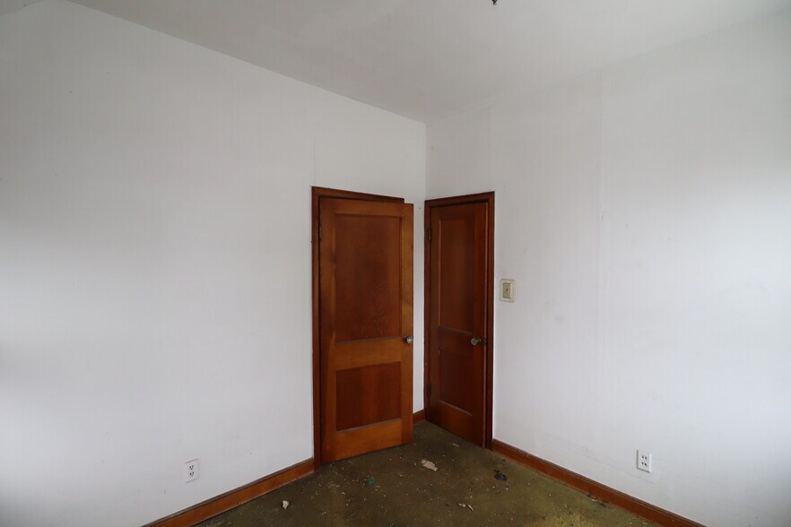 More Photos Of 522 Sanborn Ave, Ashland Storefront Retail Residential For Sale