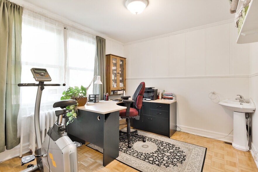 More Photos Of 2130 Av Bourgogne, Chambly Office For Sale