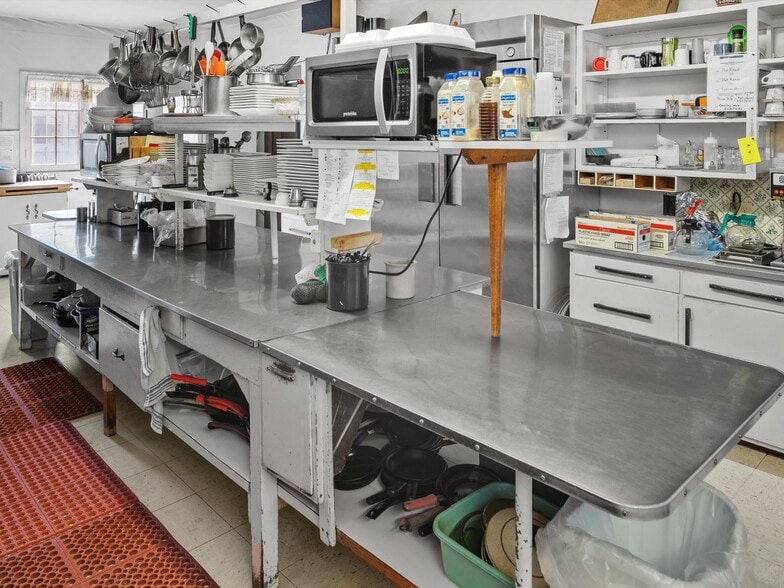 More Photos Of 201 Steele St, Algoma Hotel For Sale