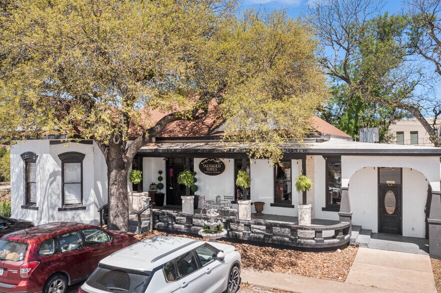 More Photos Of 702 Front St, Comfort Freestanding For Sale