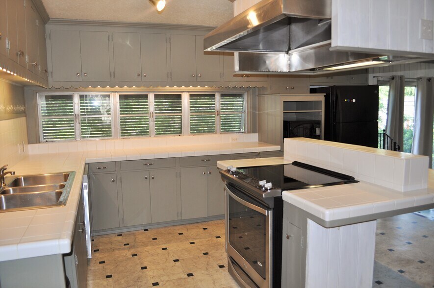 More Photos Of 1420 Government St, Mobile Office Residential For Lease