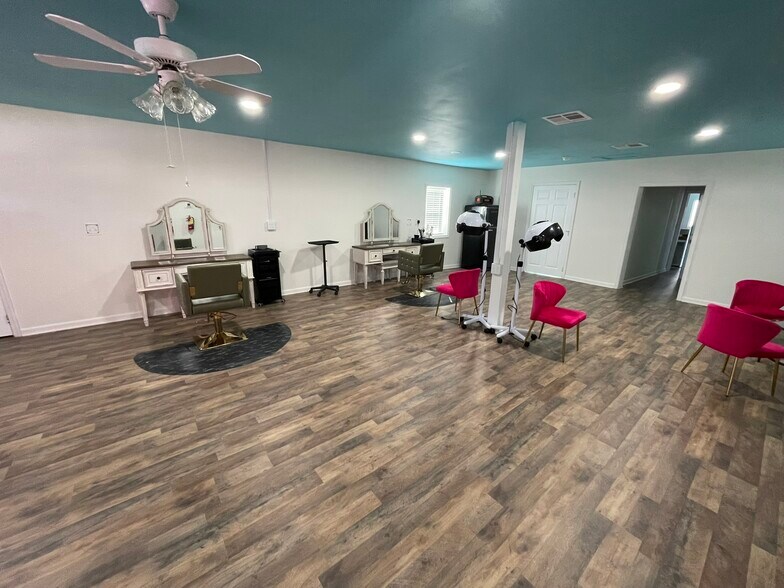 More Photos Of 5395 Cotton St, Graceville Office For Lease