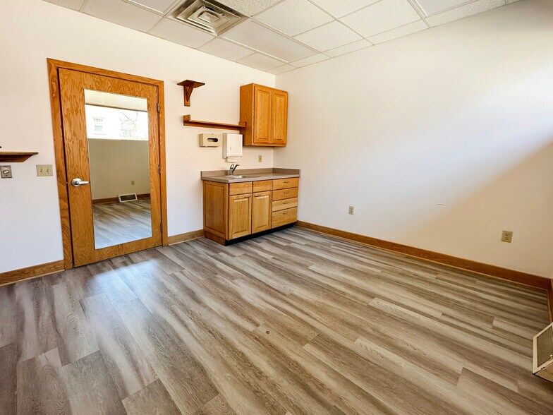 More Photos Of 1920 Monroe St, Madison Medical For Lease