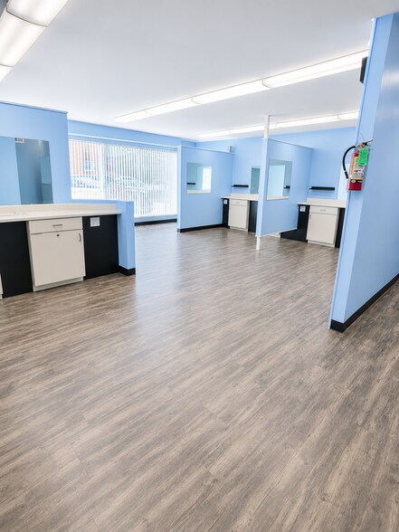 More Photos Of 2052 Western Ave, Waukegan Storefront For Lease
