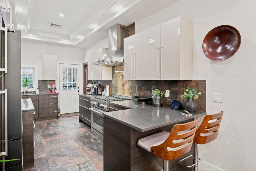 More Photos Of 332 Manhattan Ave, Brooklyn Apartments For Sale