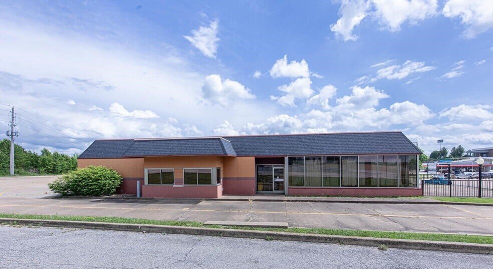 More Photos Of 1630 Commercial St, Warsaw Restaurant For Sale