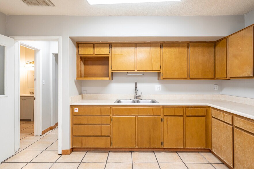 More Photos Of 5146 Maine Ave, Baldwin Park Flex For Lease