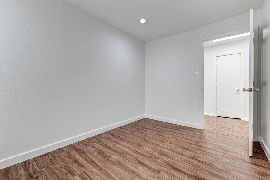 More Photos Of 1324 Avenue D, Katy Medical For Sale