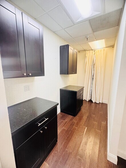 More Photos Of 21731 Ventura Blvd, Woodland Hills Medical For Lease