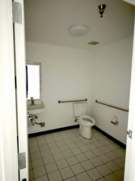 More Photos Of 921 Crocker St, Los Angeles Storefront Retail Office For Sale