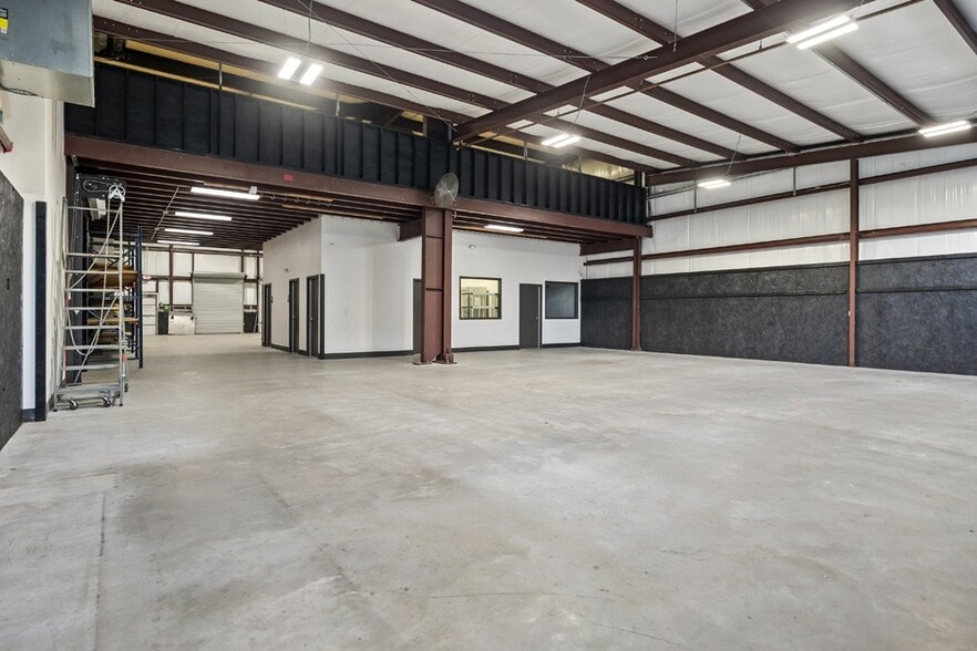 More Photos Of 5414 Larkin St, Houston Warehouse For Sale