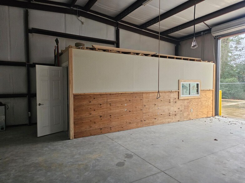 More Photos Of 923 Weisinger Dr, Magnolia Warehouse For Lease