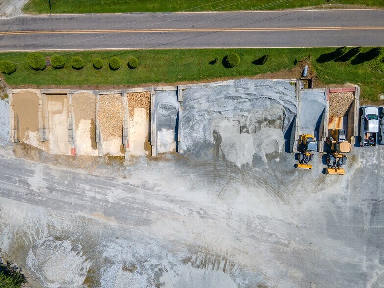 More Photos Of 424 Terrell Rd, Franklin Showroom For Sale