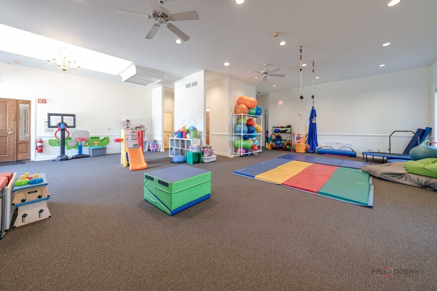 More Photos Of 1017-1019 W Park Ave, Libertyville Medical For Sale