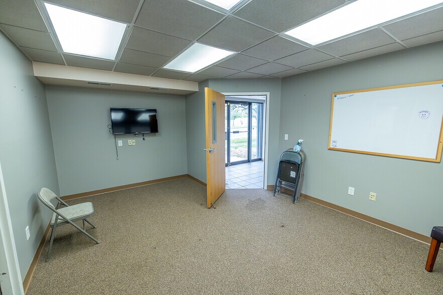 More Photos Of 800 SW 150 Hwy, Lee's Summit Office For Sale