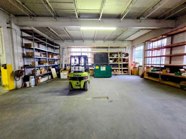 More Photos Of 1416 Lewis St, Charleston Warehouse For Sale