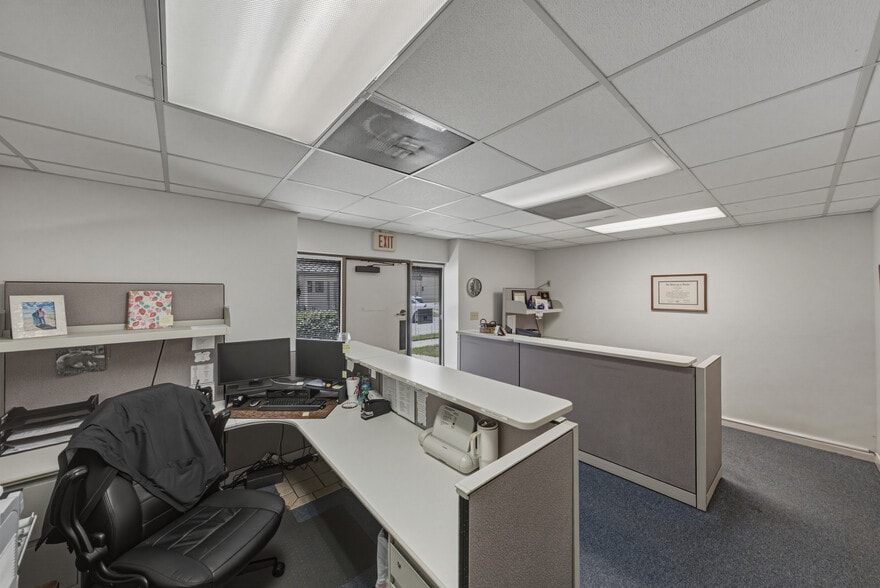 More Photos Of 215 Mary Reckeweg Way, Bartow Office For Sale