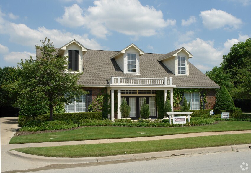 More Photos Of 2607 Manor Way, Dallas Office For Lease