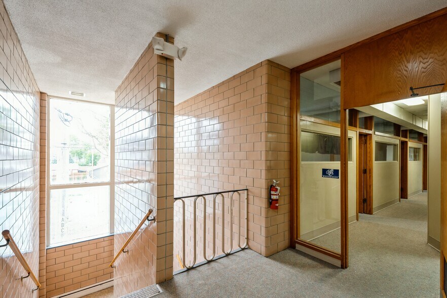 More Photos Of 202-210 W State St, Marshalltown Office For Sale