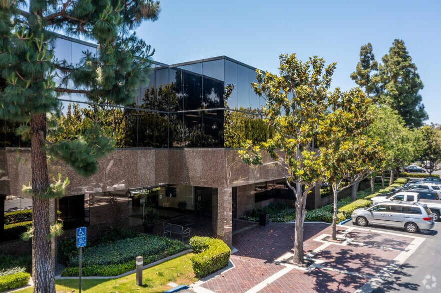 More Photos Of 950 S Coast Dr, Costa Mesa Office For Lease