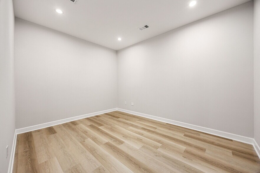 More Photos Of 1325 Main Street, Katy Medical For Sale