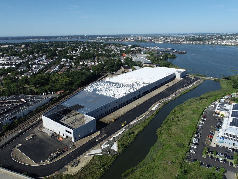 More Photos Of 1 Nassau Pl, Staten Island Warehouse For Lease