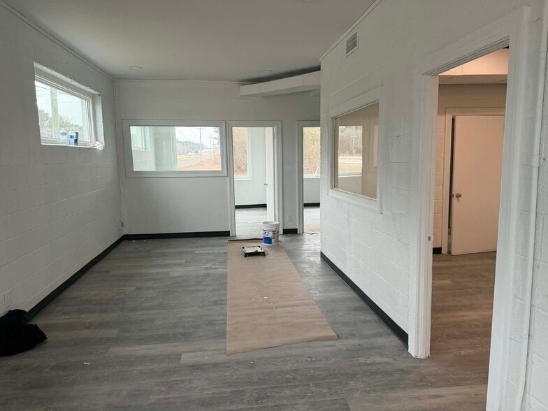 More Photos Of 902 S Eastern Blvd, Fayetteville Truck Terminal For Lease