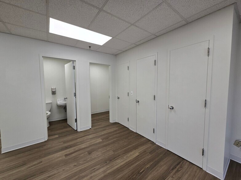 More Photos Of 40 Commerce Dr, Hauppauge Warehouse For Lease