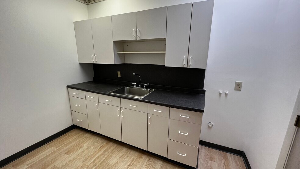 More Photos Of 25 S Broad St, Nazareth Medical For Lease
