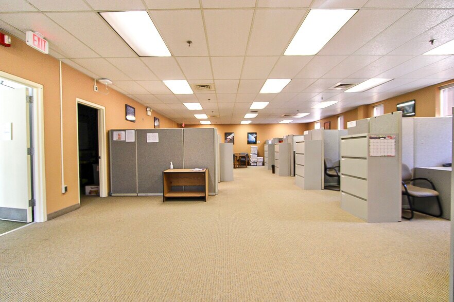 More Photos Of 2 Elm St, Windsor Locks Office For Lease