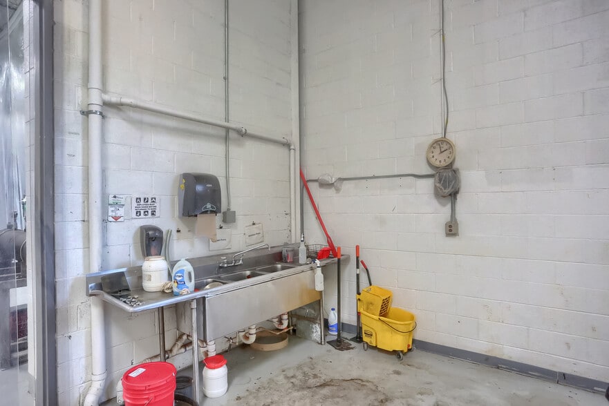 More Photos Of 150 Gamma Dr, Pittsburgh Light Manufacturing For Lease