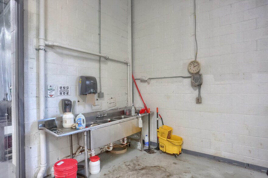 More Photos Of 150 Gamma Dr, Pittsburgh Light Manufacturing For Sale