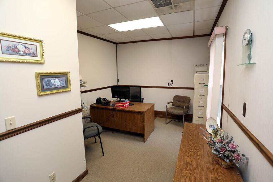 More Photos Of 5013 New York 52, Jeffersonville Auto Repair For Sale