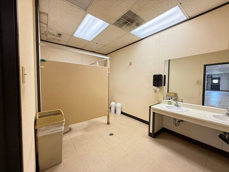 More Photos Of 1606 Headway Cir, Austin Light Manufacturing For Lease