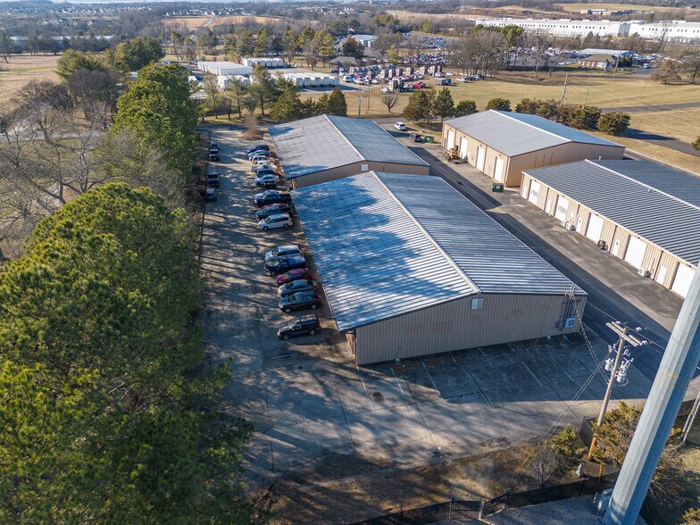 More Photos Of 3710 John Lunn Rd, Spring Hill Flex For Lease