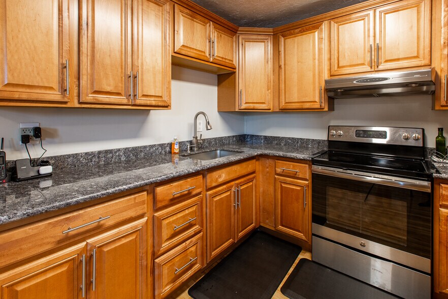More Photos Of 1152 Main St, Springfield Hotel For Sale