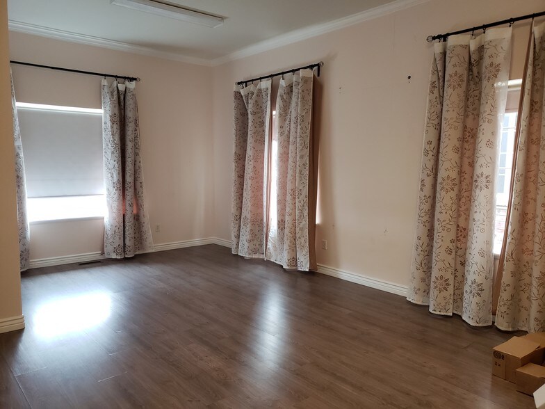 More Photos Of 571-583 W Center St, Pleasant Grove Office For Lease