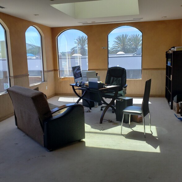 More Photos Of 7030 Hayvenhurst Ave, Van Nuys Warehouse For Sale