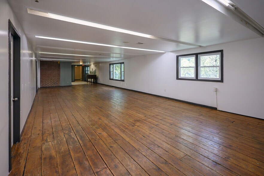 More Photos Of 13 Danbury Rd, Wilton Freestanding For Lease