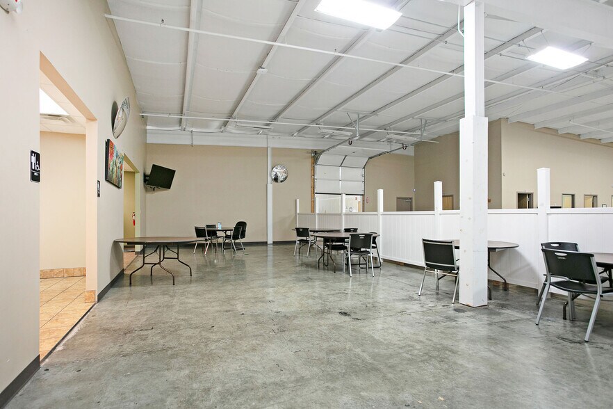 More Photos Of 805 Commerce Dr, Leitchfield Flex For Sale