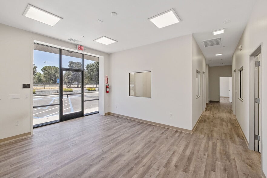 More Photos Of 8246 W Mineral King Ave, Visalia Warehouse For Lease