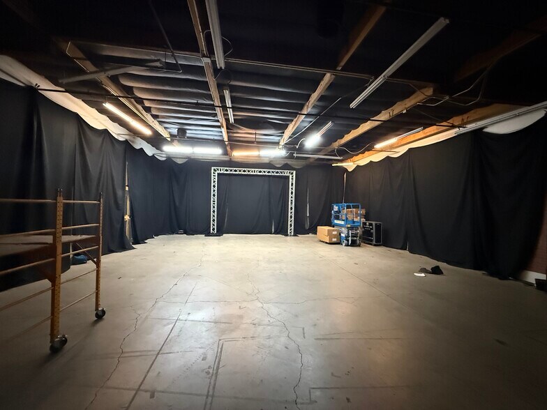 More Photos Of 12987-12999 Arroyo St, San Fernando Warehouse For Lease