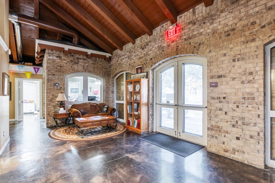 More Photos Of 660 S Zang Blvd, Dallas Office For Lease