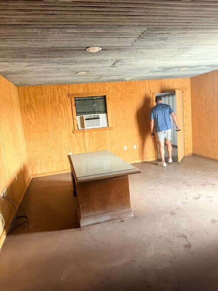 More Photos Of 411 Lee Rd, Mineral Wells Warehouse For Sale