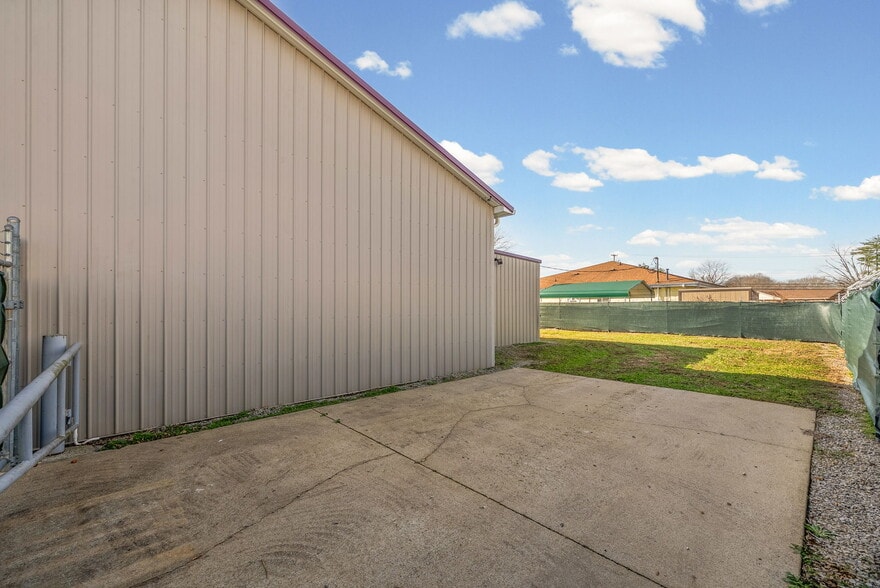 More Photos Of 1811 Alpine Dr, Clarksville Light Manufacturing For Lease