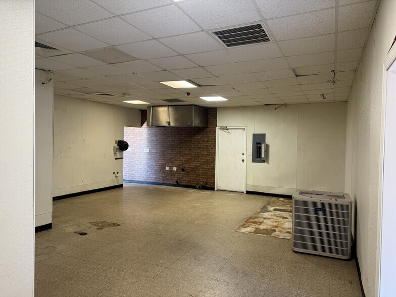 More Photos Of 950 E Old Ford Rd, Fort Deposit General Retail For Sale