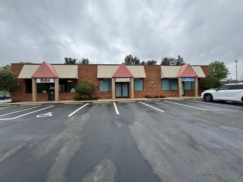 More Photos Of 3748 Reynolda Rd, Winston-Salem Freestanding For Lease